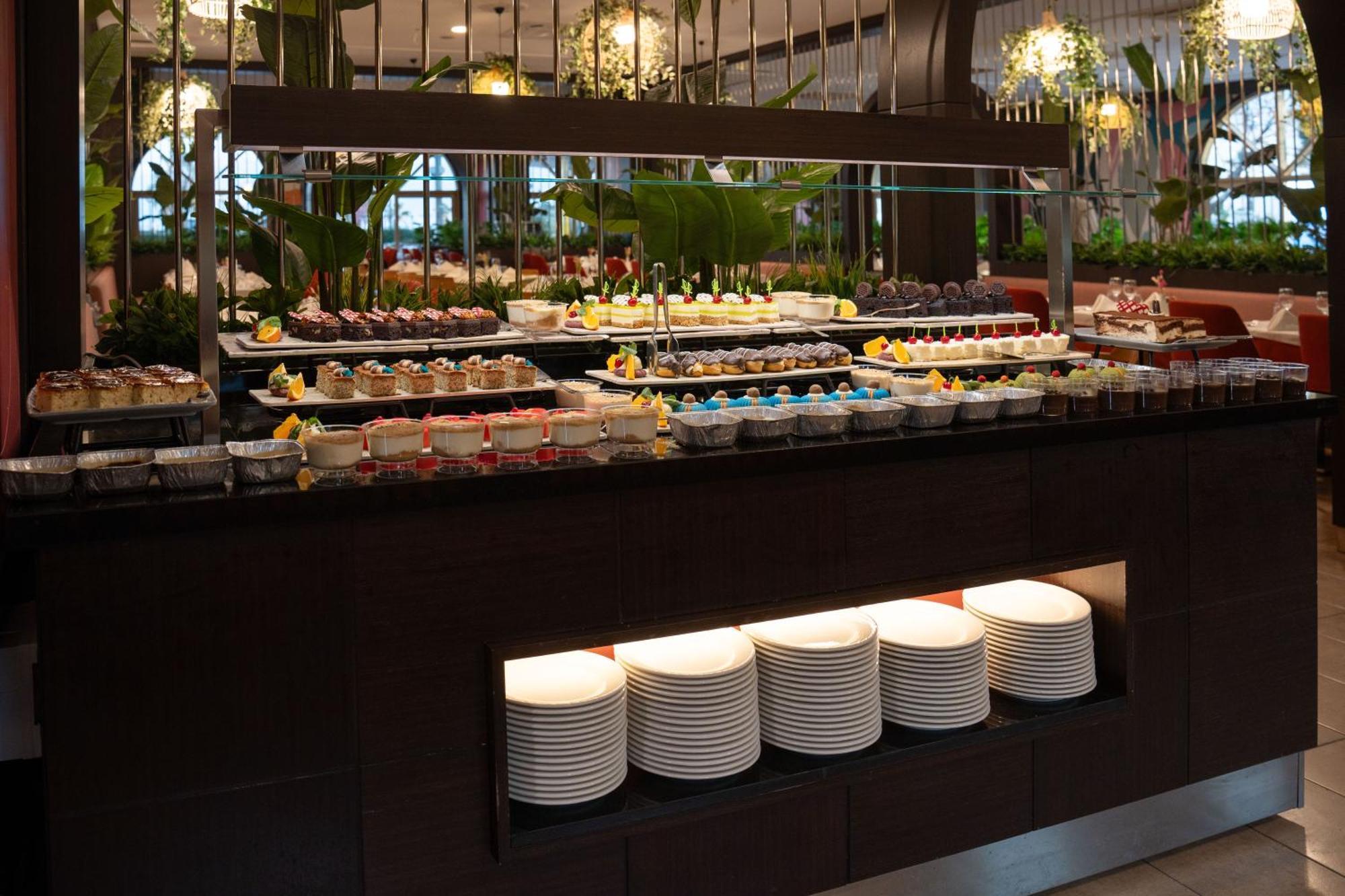 Megasaray Westbeach Анталія Екстер'єр фото A dessert buffet