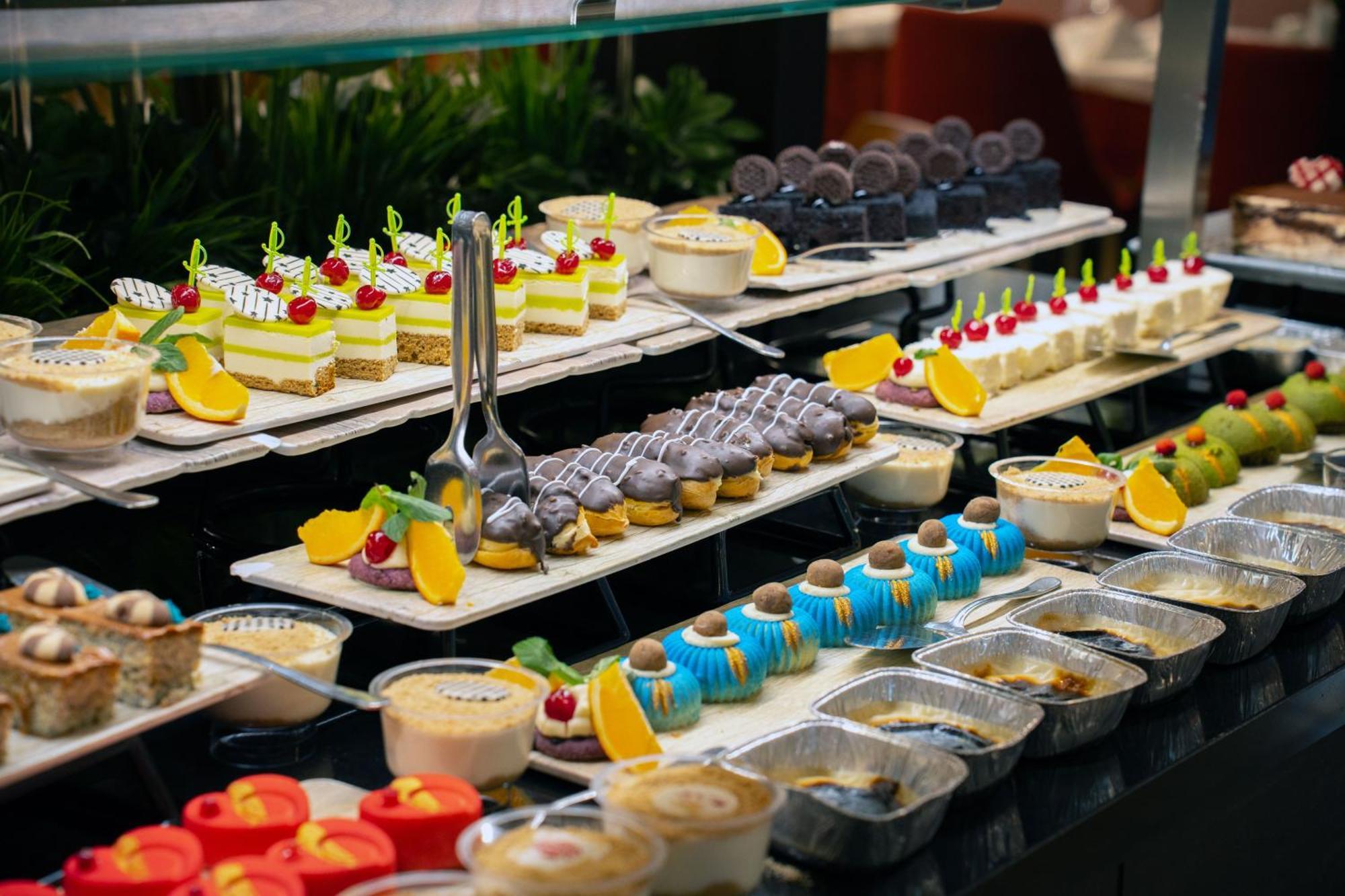 Megasaray Westbeach Анталія Екстер'єр фото A dessert buffet