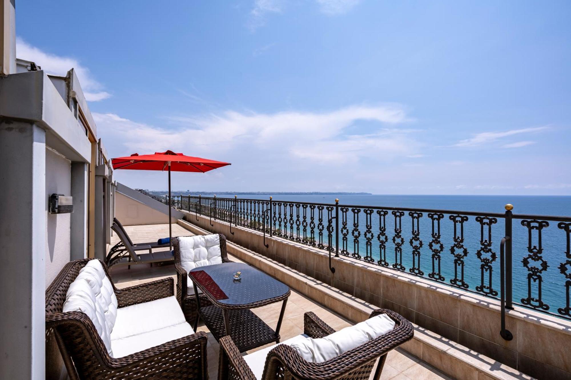 Megasaray Westbeach Анталія Екстер'єр фото The terrace of a suite at the Carlton